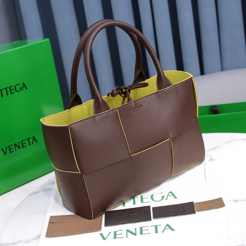 Batch 1860 BottegaVeneta# 🧷Early autumn SLIP tote handbag, the oversized woven design really makes it a huge gap from ordinary tote bags🔗🔗Different color combinations for the inner and outer layers ⛓Daniel Lee leads the brand gene to continue to evolve with fresh inspiration🧬🧬 Showing the balance between luxury and reality👉Retro brown Size: 36*24*12【9892#】